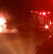 Carro pega fogo na AL-101 Norte, em Jacarecica