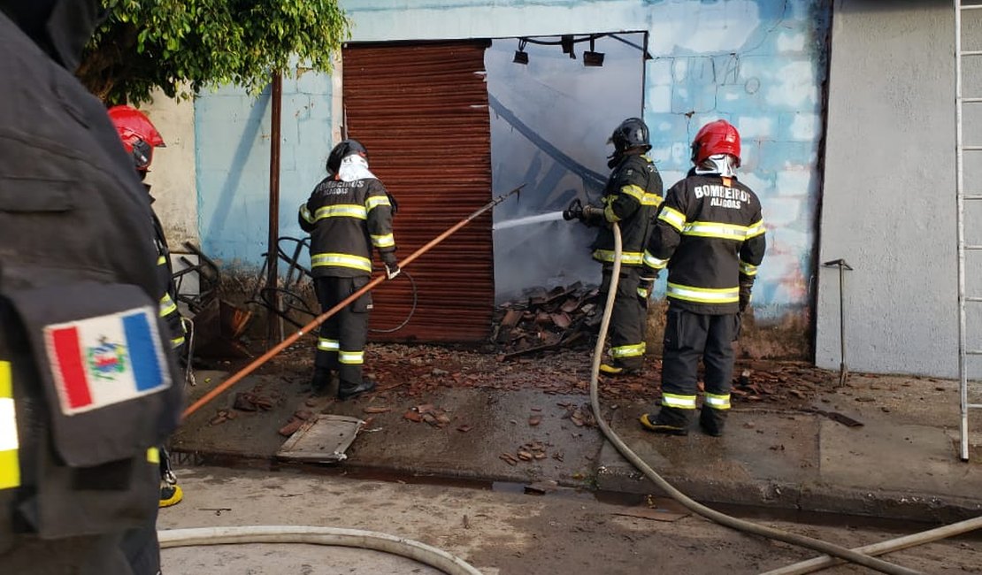 Borracharia em Arapiraca é destruída pelo fogo