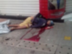 Homem é assassinado com golpe de faca na clavícula no Centro; criminosos fogem