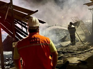 Prefeitura atua para reduzir danos de incêndio no entorno do Mercado da Produção