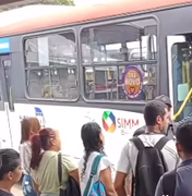 Passageiros se revoltam com atraso na saída de ônibus no terminal do Benedito Bentes