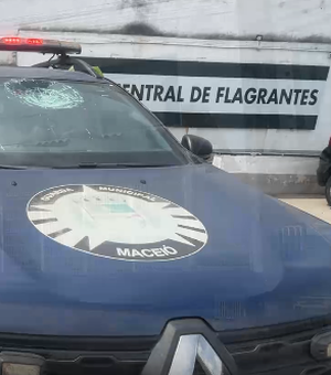 Homem em surto ameaça funcionários de Caps e danifica viatura da Guarda Municipal