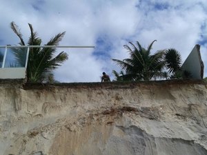 Ressaca do mar  derruba parte de imóveis na Barra de São Miguel