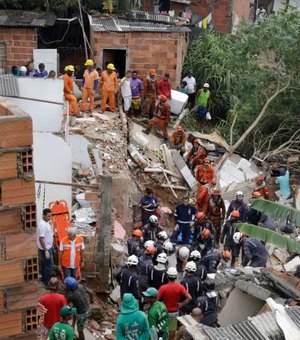 Sobe para 4 total de mortos em desabamento de prédio em Salvador