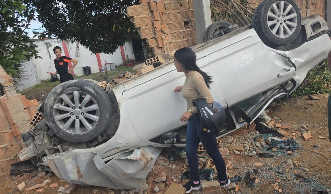Carro capota, bate contra muro e deixa pessoa ferida no bairro Santa Amélia, em Maceió