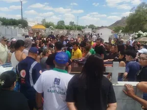 [Vídeo] Comoção e revolta marcam sepultamento de enfermeiro assassinado em motel