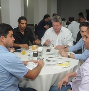 Prefeito Rui Palmeira participa de reunião com vereadores