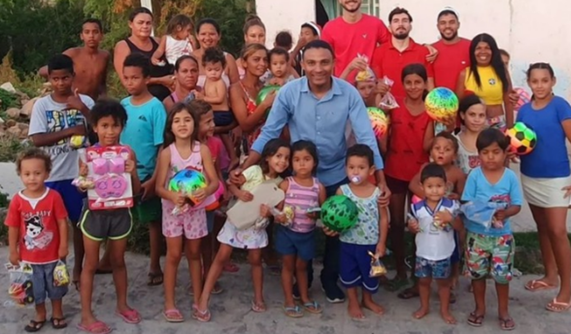 Ex-morador de favela de Maceió faz a alegria de mais de mil crianças no Natal com projeto solidário