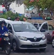 [Vídeo] Homem pega facão durante briga de trânsito, em Arapiraca