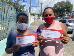 Secretaria de Assistência social entrega tickets alimentação no Creas Poço