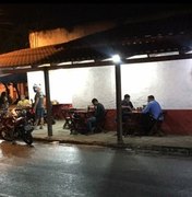 Sem fiscalização, bar descumpre decreto e atende clientes na calçada em Arapiraca