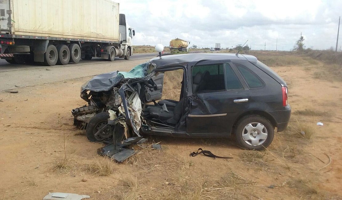 Acidente com veículo de Traipu e um caminhão deixa um morto na BR-101, em SE