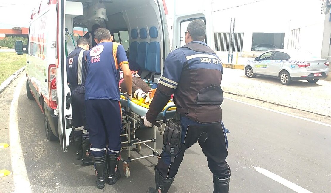 Acidente em frente ao posto da Polícia Rodoviária deixa mulher ferida, em Arapiraca