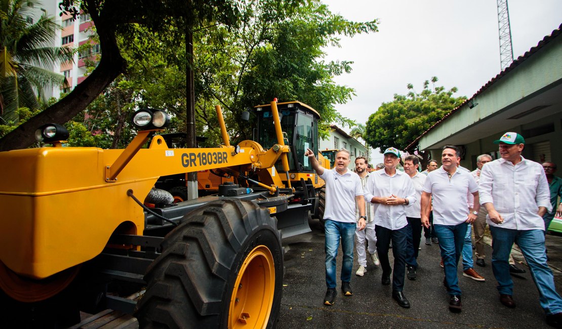 Governador e ministros entregam 30 máquinas agrícolas para municípios alagoanos