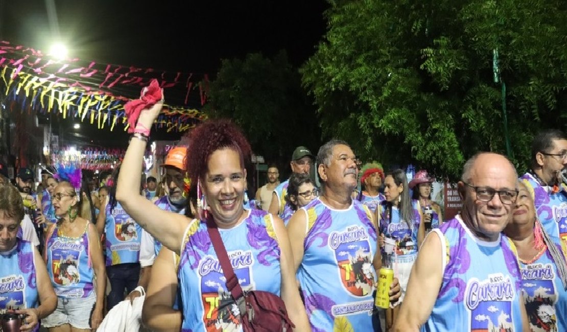 Multidão segue e brinca com o Carcará na Folia, bloco da PM que abriu o Carnaval em Santana do Ipanema