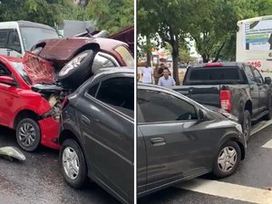 Engavetamento entre caminhão, carros e ônibus deixa trânsito lento na Cambona