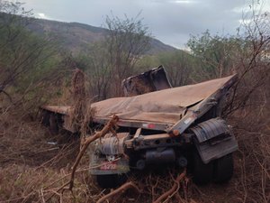 Homem fica ferido após caminhão capotar na Serra das Pias, em Palmeira dos Índios