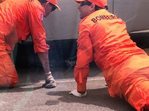 Motociclista fica preso embaixo de ônibus após colisão na Via Expressa