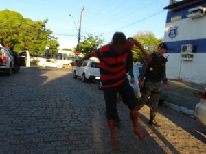 Menor é apreendido após assaltar mulher e se esconder em escola