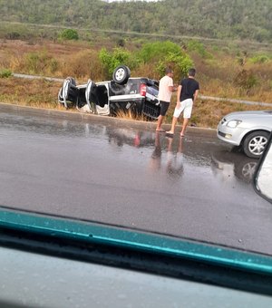 Viatura da polícia capota após colisão em São José da Tapera