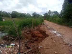 [Vídeo] Enxurrada quase destrói ponte na zona rural de Arapiraca