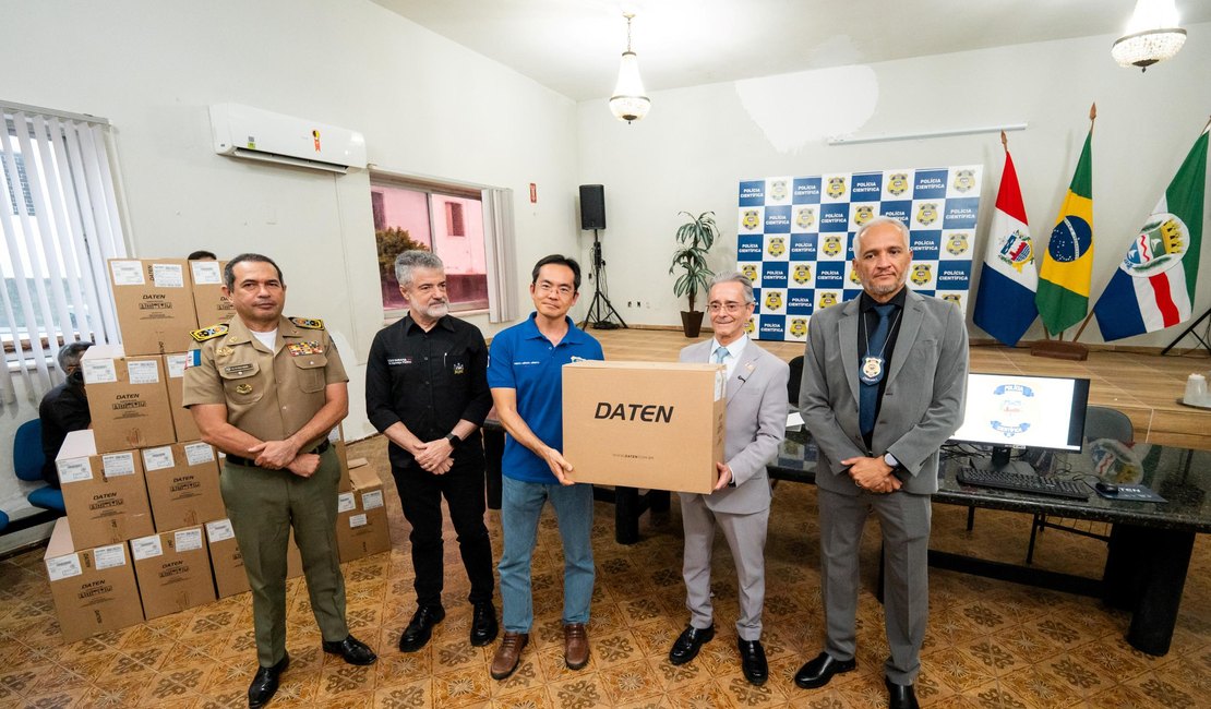 Governador em exercício entrega novos computadores à Polícia Científica de AL