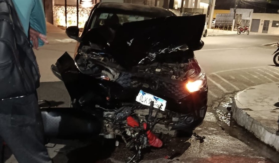 Motociclista fica ferido após colisão com carro no Centro de Arapiraca