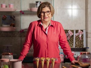 Rosinha Garotinho vende doces e é comparada a Maria da Paz: 'Superação'