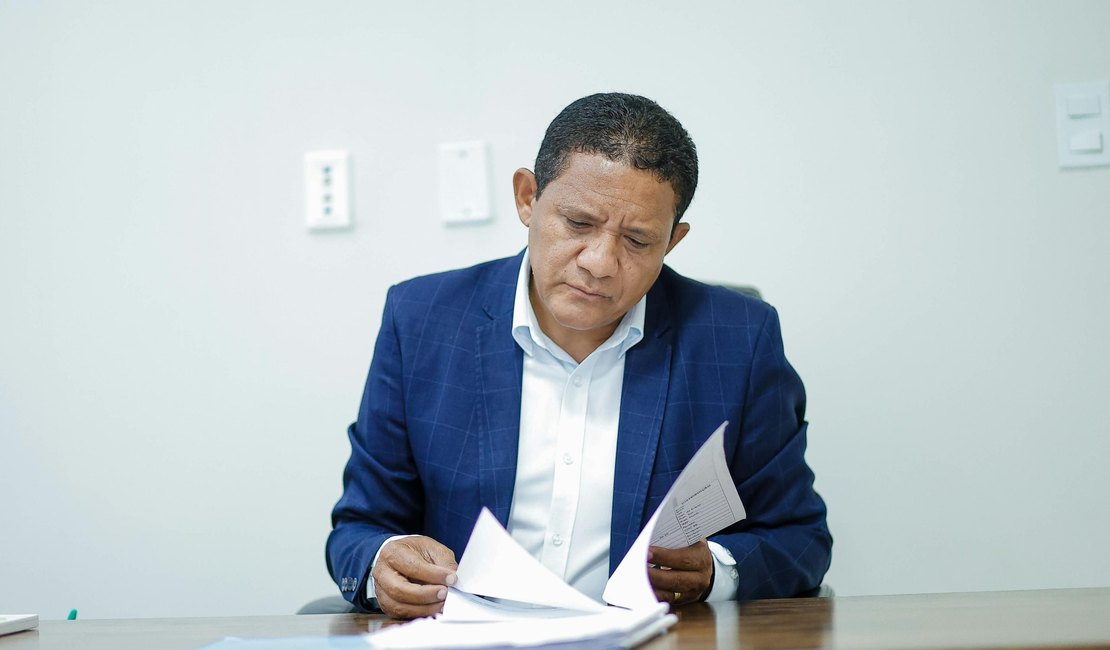 Julio Cezar retorna à Prefeitura de Palmeira dos Índios para atuar como conselheiro de Tia Júlia