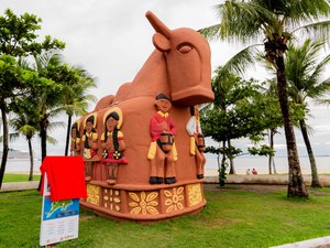 Escultura O Boi é reinaugurada no bairro de Jaraguá após ato de vandalismo