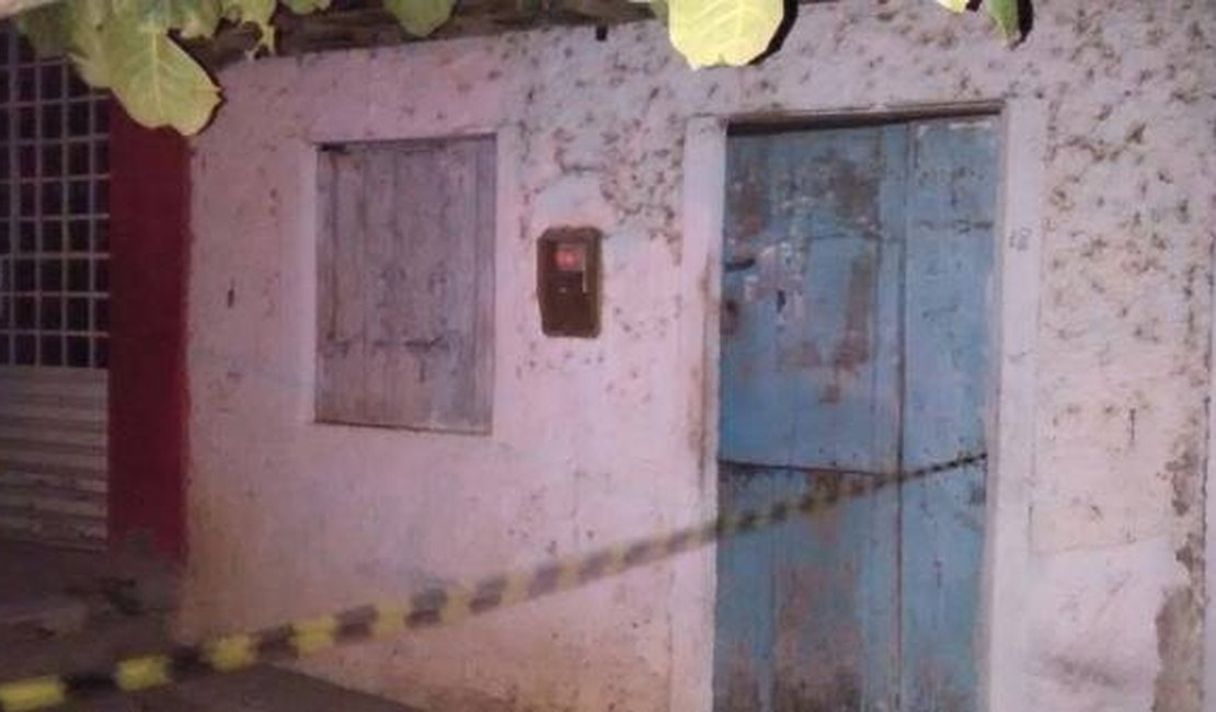 Casal é encontrado morto dentro de residência