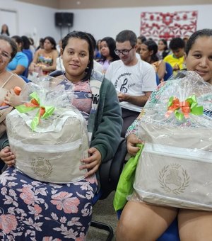 Prefeitura realiza a 1ª entrega de enxovais do projeto “Mãe Arapiraquense” de 2025