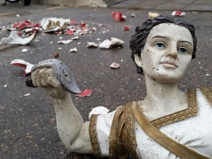 Descontrolado, homem destrói imagem de São Miguel em Barreiros
