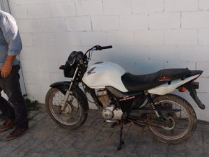 Motocicleta que havia sido roubada em fazenda é recuperada pela polícia, em São Miguel dos Milagres