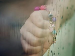 Avô é preso suspeito de estuprar e engravidar neta; vítima faz aborto