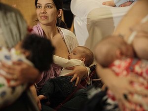 Mães são constantemente constrangidas por amamentarem em público