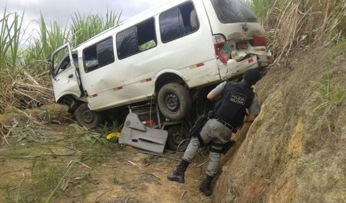 Mulher morre e outros ficam feridos durante tentativa de assalto à van