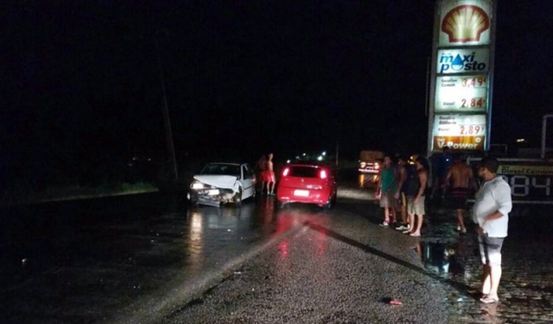 Colisão frontal entre carros deixa três feridos em São Miguel dos Campos
