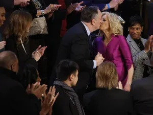 Primeira-dama dos EUA e marido de Kamala se cumprimentam com beijo na boca em evento