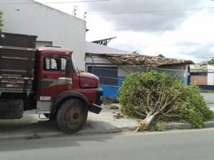 Motorista embriagado perde o controle de caminhão e atinge residência