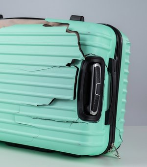 Azul Linhas Aéreas deve indenizar cliente que teve mala quebrada durante viagem