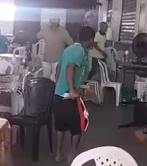 [Vídeo] Homem é preso por tentar esfaquear comerciante dentro de mercado público no Sertão de AL