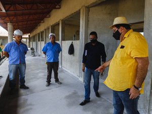 Prefeito fiscaliza construção de escola de grande porte no Conjunto Antônio Lins