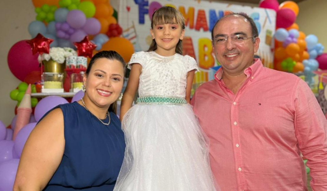 Prefeito de Junqueiro celebra formatura da filha na rede pública de ensino