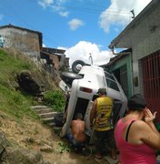 Kombi cai em ribanceira e por pouco não atinge casas em Joaquim Gomes