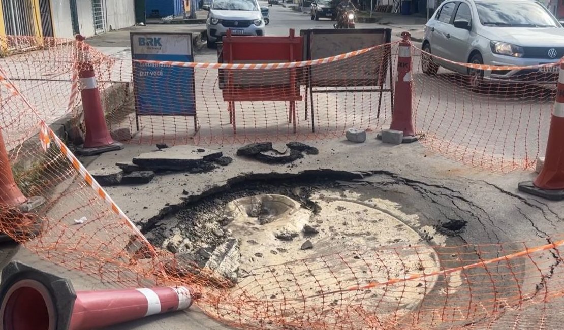 Cratera abre novamente na Rua Soldado Eduardo após chuvas