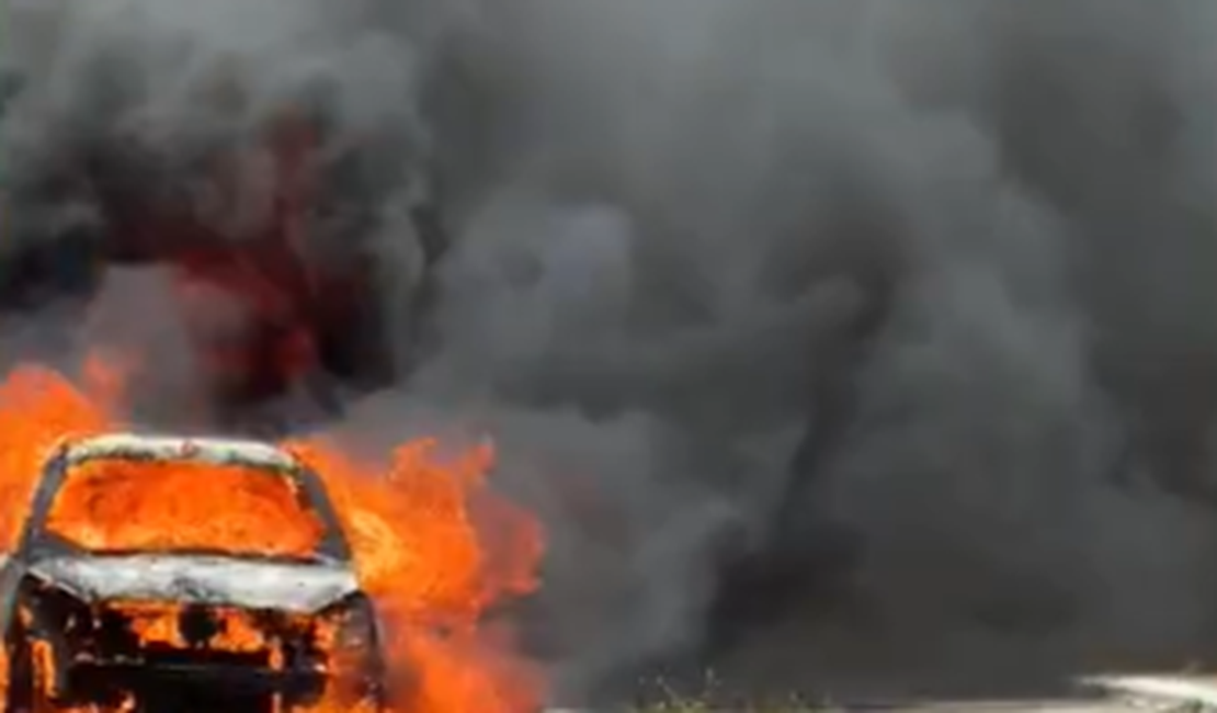 [Vídeo] Carro tem perda total após pegar fogo na Avenida Josefa Melo