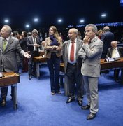 Renan Calheiros e Romero Jucá se desentendem durante sessão plenária