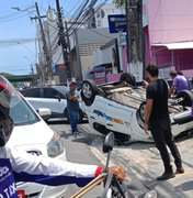 [Vídeo] Acidente entre dois carros provoca capotamento e táxi fica virado na Av. Gustavo Paiva