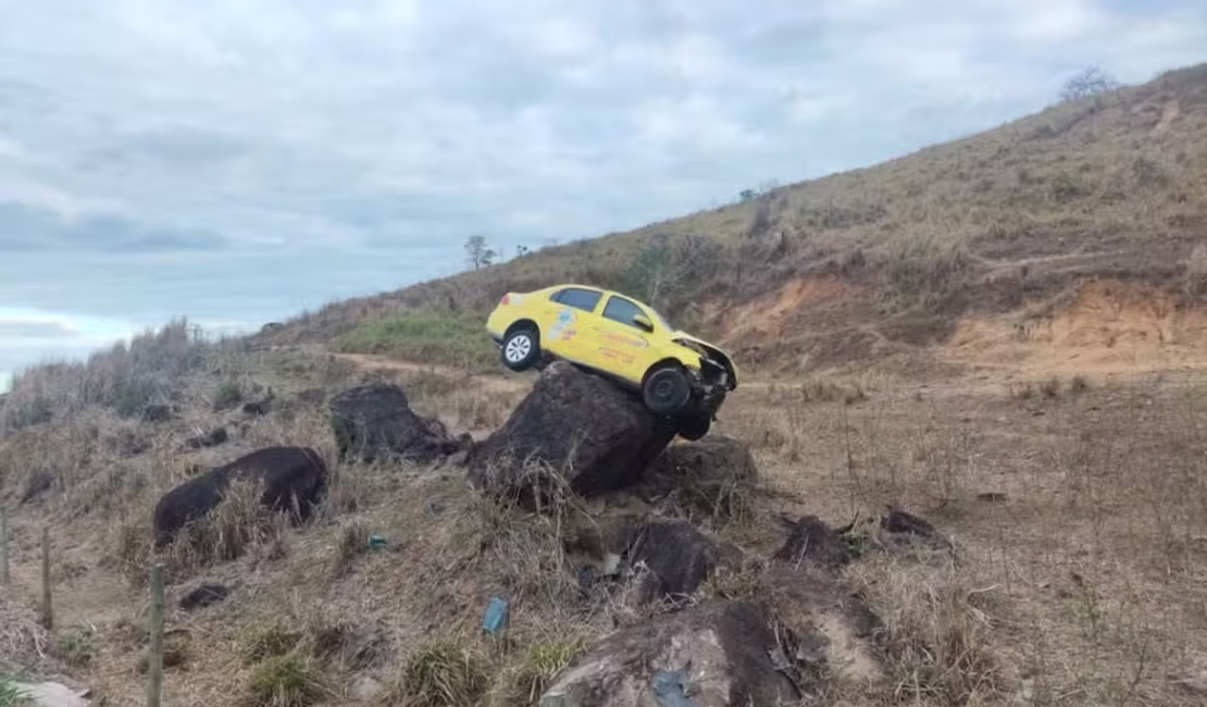 Carro em cima de pedra intriga motoristas que passavam por rodovia de MG